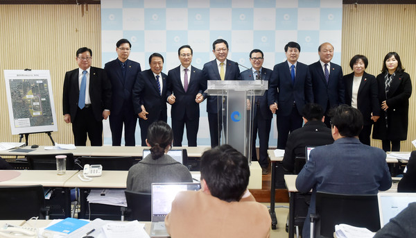 지난해 1월 31일 인천시와 국방부가 체결한 군부대 통합 및 재배치 업무협약 관련 발표하는 박남춘 인천시장과 구청장 (사진제공=인천시청)
