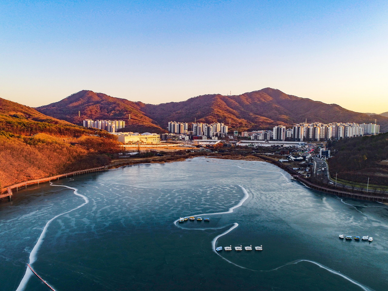 한파가 계속되는 날씨에 의왕시 백운호수 곳곳이 얼어있다. 7일 금요일인 오늘 경기·인천지역은 아침 기온이 낮아 춥겠고, 대체로 맑겠다. (사진제공=의왕시청)