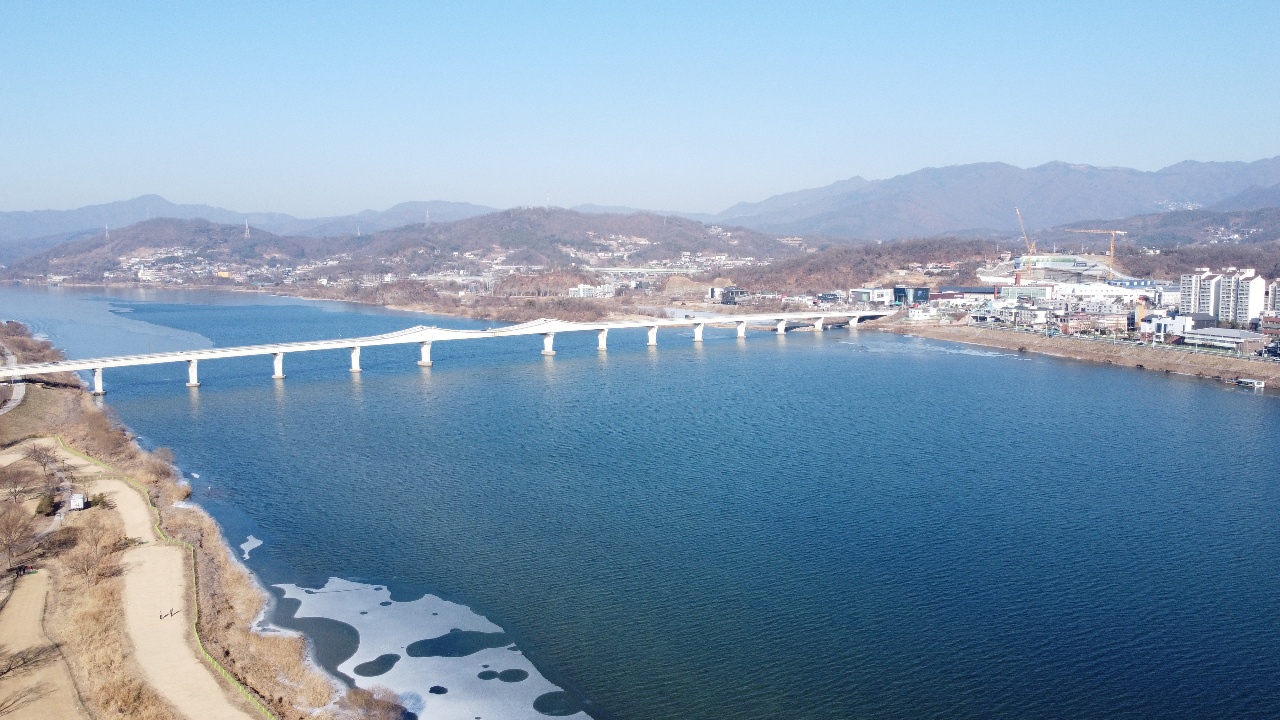 양평 남한강에 미세먼지가 뿌옇게 껴있다. 8일 토요일인 오늘 경기·인천지역은 아침부터 차차 흐려지겠다. (사진=장은기 기자)