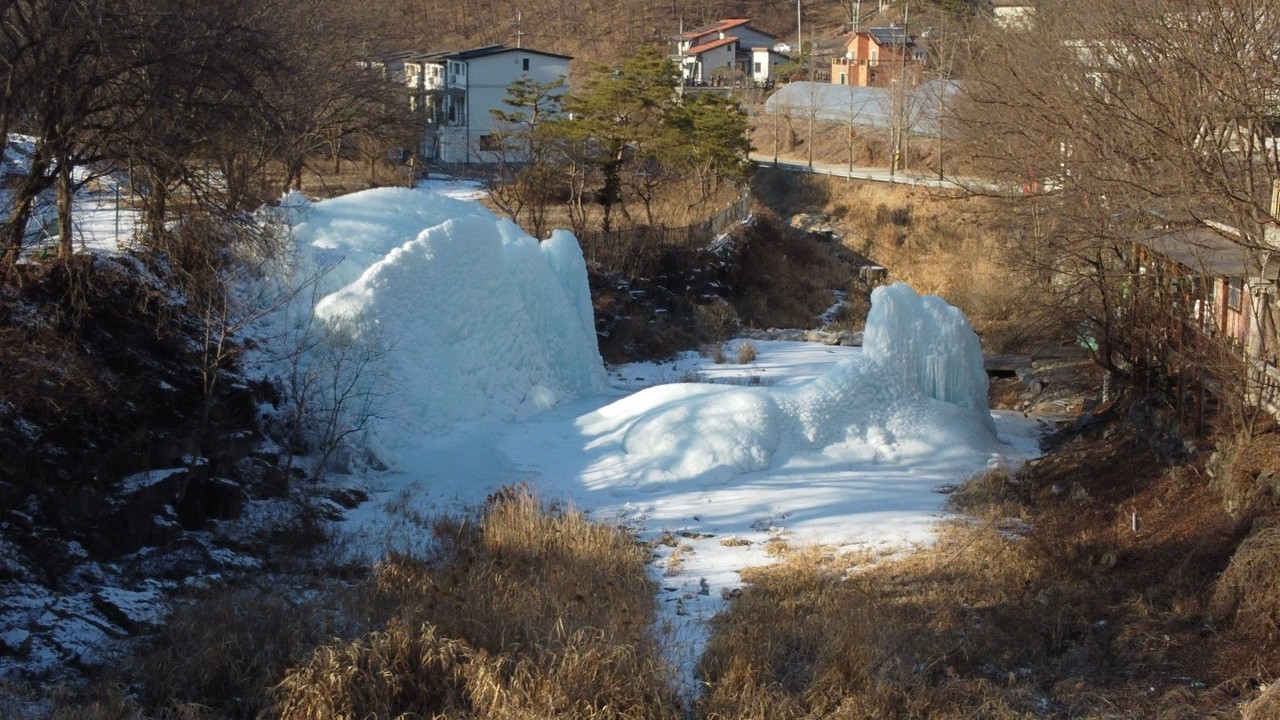 광주시 퇴촌면 우산리 계곡에 얼음꽃이 피어있다. 24일 월요일인 오늘 경기·인천지역은 가끔 구름이 많다가 밤부터 흐려지겠다. (사진=장은기 기자)