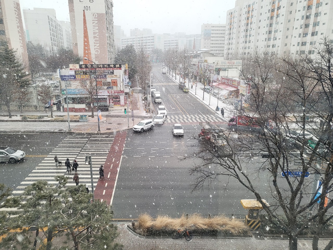 수원시 경수대로 변에 눈이 내리고 있다. 25일 화요일인 오늘 경기·인천지역은 흐리고, 북쪽을 지나는 기압골의 영향으로 오후 3시까지 비 또는 눈이 내리겠다. (사진=권영복 기자)
