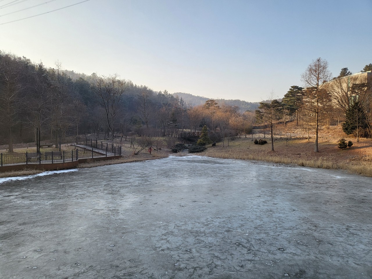 여주 매룡지 호수가 꽁꽁 얼어있다. 설 연휴 시작인 29일 오늘 경기·인천지역은 대체로 맑겠다. (사진=김광섭 기자)