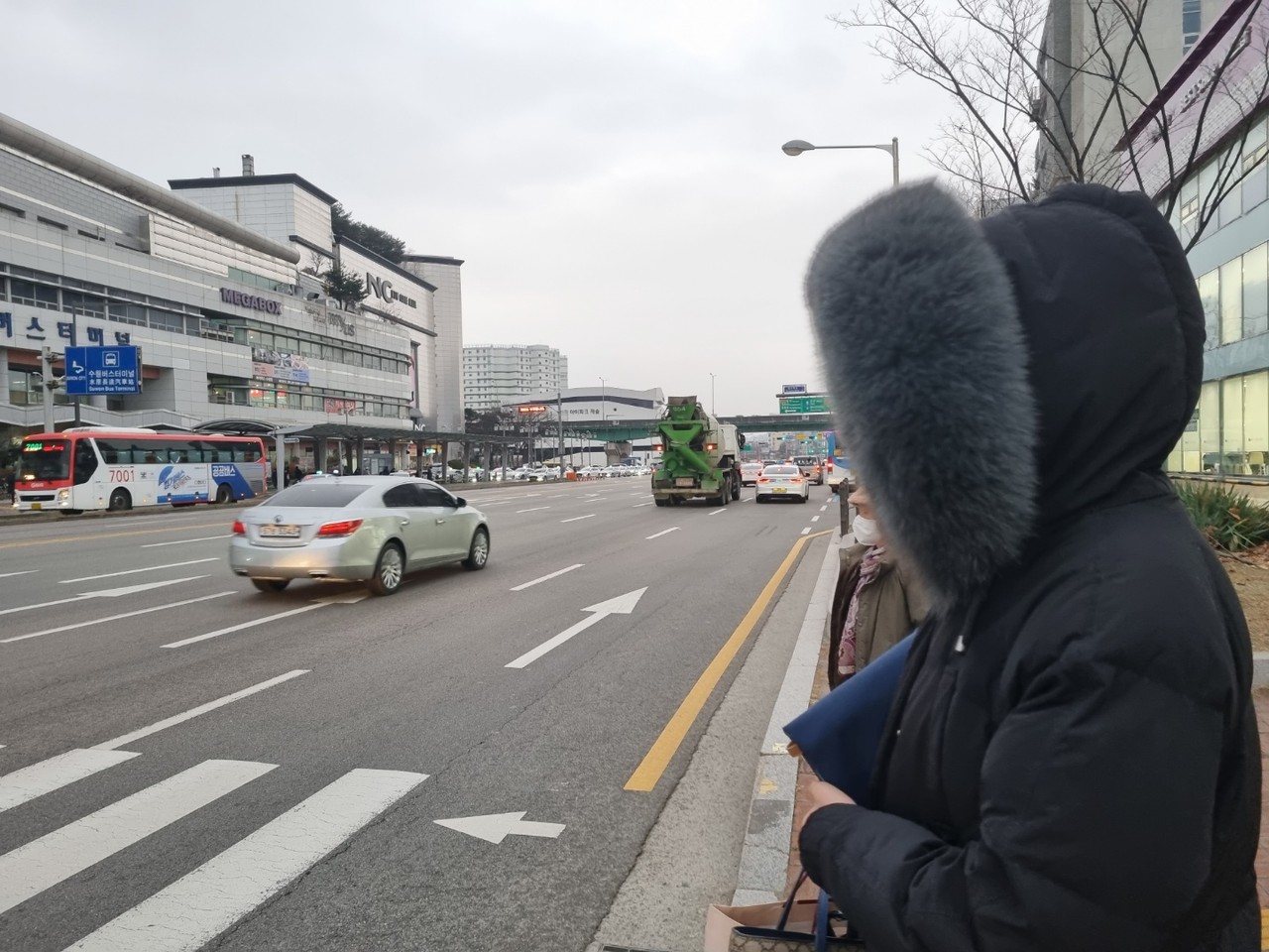 수원터미널 앞 횡단보도에 한 시민이 털모자를 쓰고 신호를 기다리고 있다. ​​​​​​​17일 금요일인 오늘 경기·인천지역은 대체로 맑겠고, 북서쪽에서 남하하는 찬 공기의 영향으로 기온이 하루종일 영하권에 머물겠다. (사진=권영복 기자)