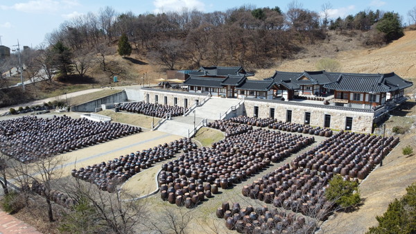 22일 오후 1시30분께 연천 로하스파크에 있는 2000여개의 장독대가 맑은 햇살에 반짝반짝 빛나고 있다. (사진=남상돈 기자)
