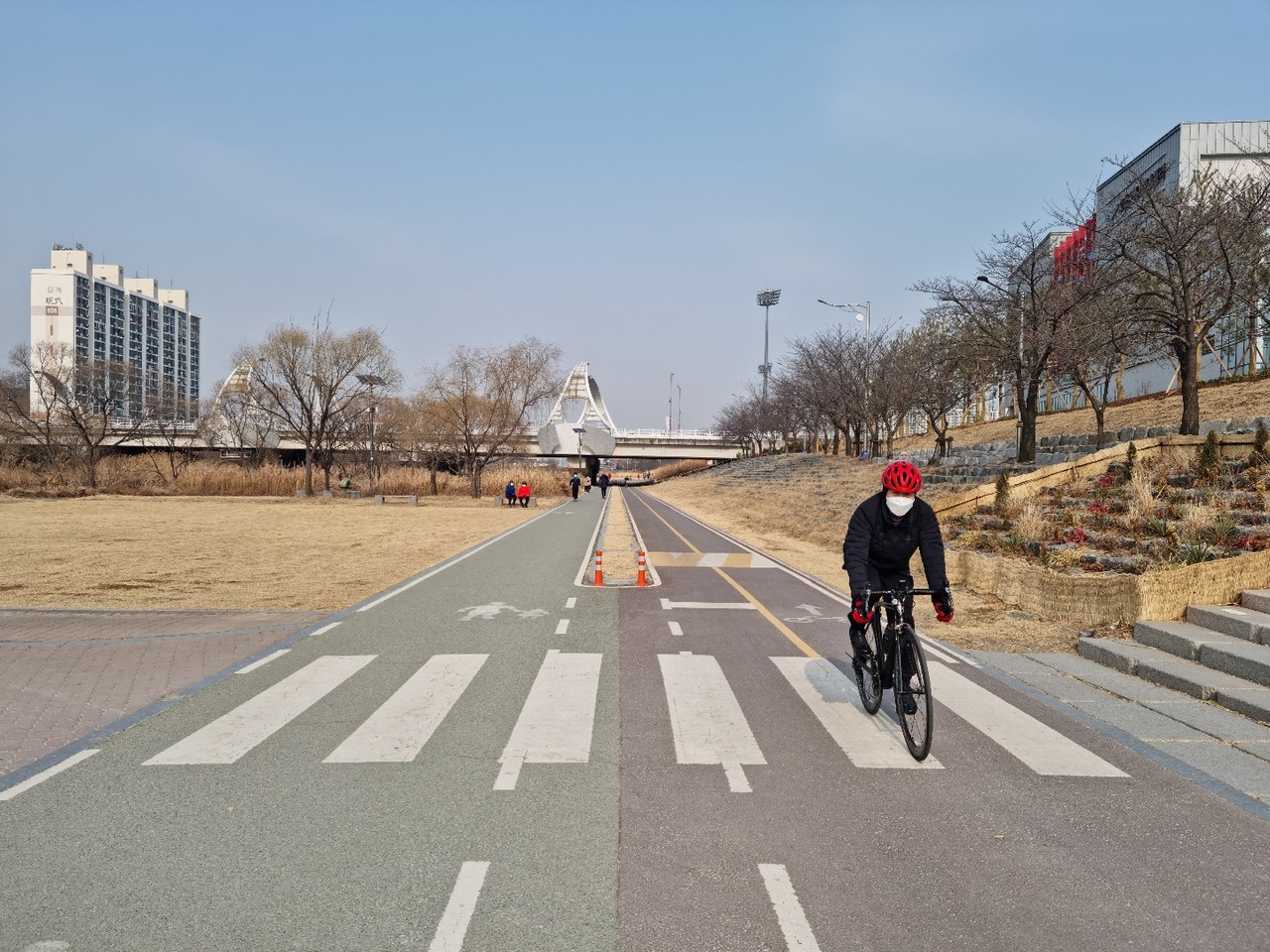 한 시민이 오산천자전거길에서 라이딩을 즐기고 있다. 10일 목요일인 오늘 경기·인천지역은 대기가 건조하겠고, 오전부터 차차 맑아지겠다. (사진=김종대 기자)