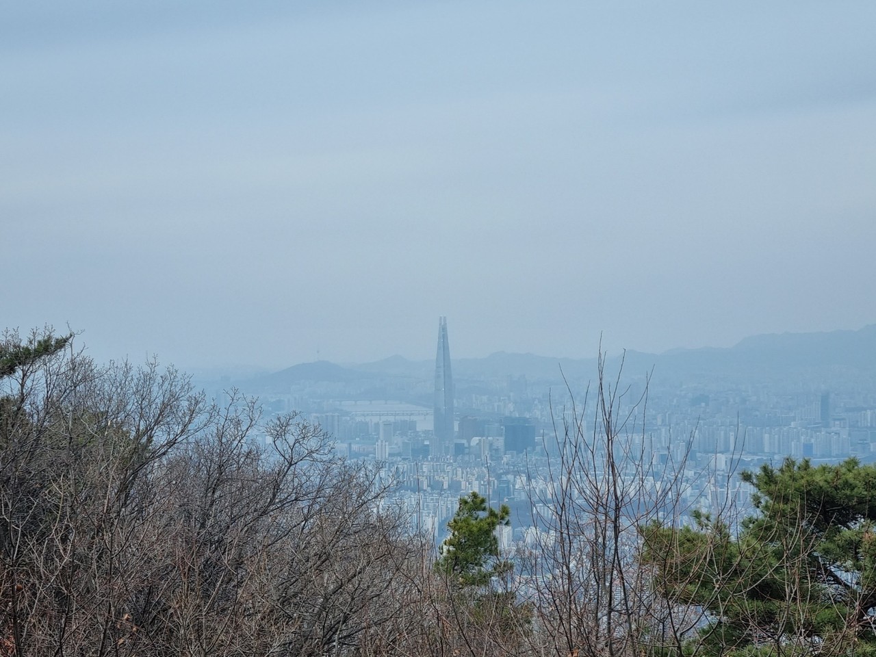남한산성 수어장대에서 바라본 도심이 미세먼지로 가득하다. 22일 화요일인 오늘 경기·인천지역은 미세먼지 농도가 높겠고, 대체로 맑겠다. (사진=장은기 기자)