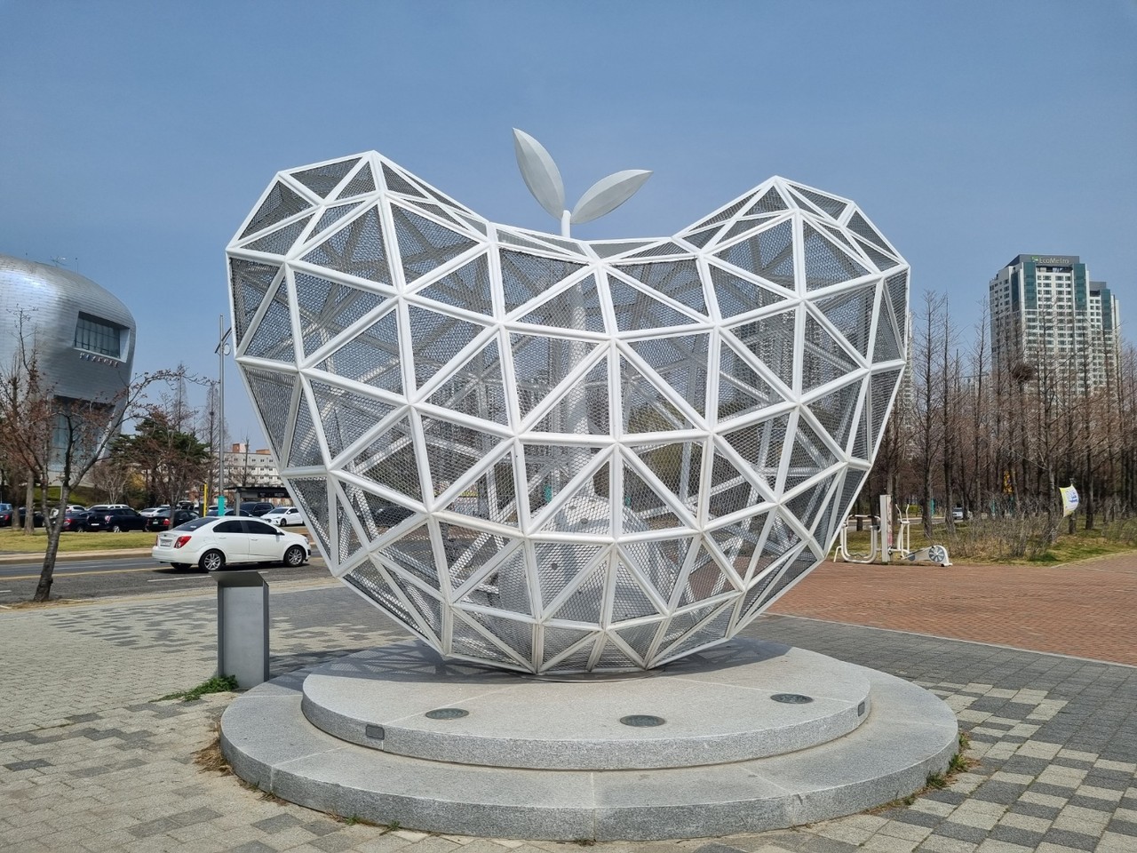 15일 금요일인 오늘 경기·인천지역은 아침부터 맑겠으나, 늦은 오후부터 저녁 사이 가끔 비가 내리겠다. 사진은 인천 남동구 해오름공원에 설치된 철책 조형물 SEED(인천 소망의 씨앗). (사진=남용우 선임기자)