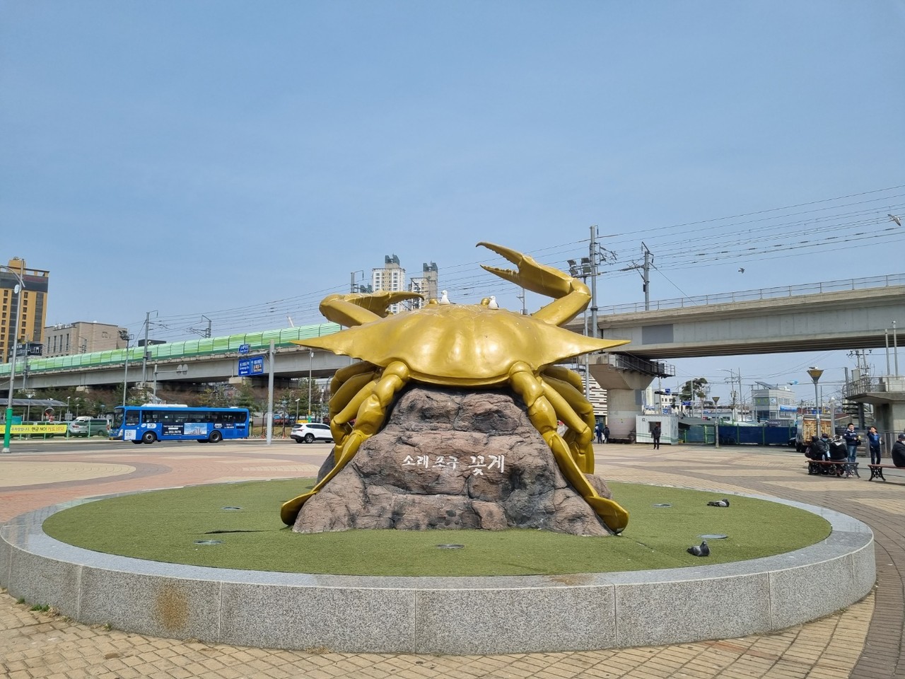 22일 금요일인 오늘 경기·인천지역은 대체로 흐리고, 북쪽을 지나는 기압골의 영향으로 곳에 따라 가끔 비가 내리겠다. 사진은 소래포구 꽃게 조형물. (사진=남용우 선임기자)