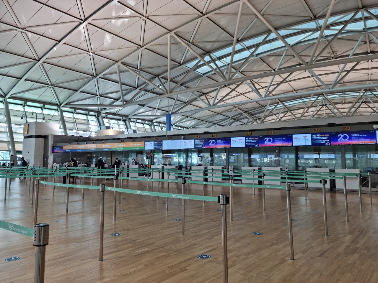 6일 오전 11시 15분께 인천공항 제1여객터미널 출국장이 "오미크론" 영향으로 사람들이 급격하게 줄어든 모습이다. J카운터 앞에 몇몇 여행객들만 있을뿐 썰렁하다. (사진=김광섭 기자)