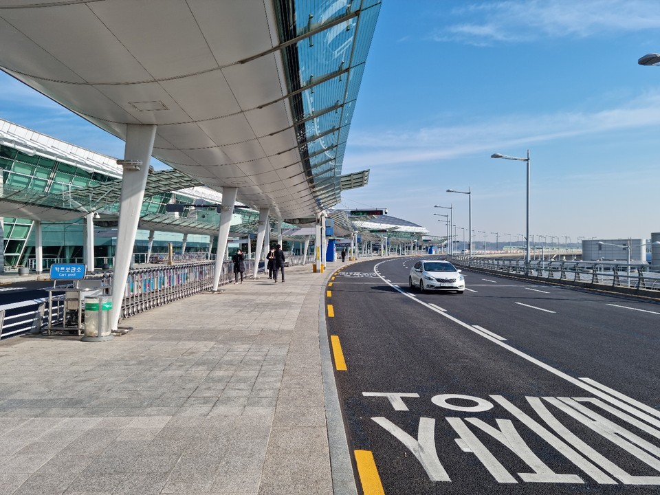 6일 오전 11시께 인천공항 제1여객터미널 3층 출국장 앞 2번째 도로가 한산하다. 코로나19 발생 전 북적거리던 모습과  대조적인 모습이다. (사진=김광섭 기자)