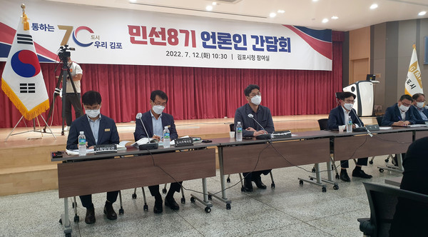 김병수 김포시장은 아무리 좋은 일이 있어도 교통 접근이 좋지 않으면 효과가 없다며 ‘지하철 5호선’을 반드시 실현해 외부인들이 많이 찾는 ‘지하철 시대’를 열어 김포가 글로벌(GIobai)화‘ 되게 할 것이라고 공언했다. 사진 왼쪽 네 번째 김병수 시장. (사진=박남주 기자)