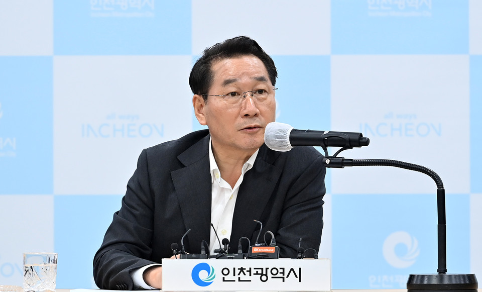 유정복 인천광역시장이 지난 1일 시청 공감회의실에서 취임 1개월 기자 차담회를 갖고 질의에 답변하고 있다. (사진제공=인천시청)