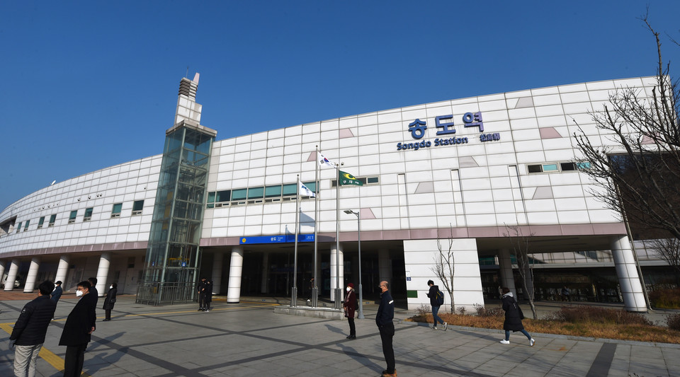 현재 공사가 진행 중인 인천발 KTX 기점을 기존 송도역에서 경인전철 인천역으로 연장하는 방안을 두고 지역 여론이 들끓고 있다.