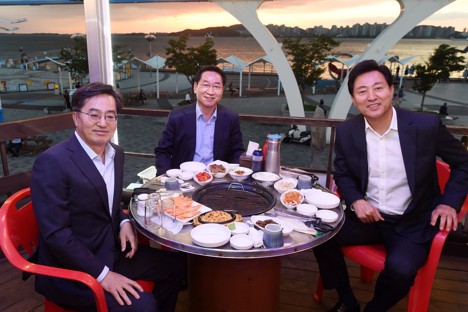 유정복 인천시장이 지난 9월 2일 인천중구 월미도에 오세훈 서울시장과 김동연 경기도지사를 초청, 수도권매립지 문제 등 수도권 광역 현안을 논의하고 있다. (사진=유정복 인천시장 페이스북)