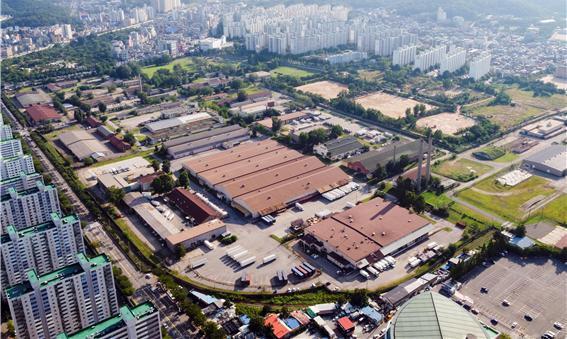 일제강점기 일본군에 이어 해방 이후 주한미군이 주둔하며 오랫동안 ‘금단의 땅’이었다 최근 인천시민의 품으로 반환된 부평미군기지(캠프마켓)의 활용방안을 두고 설왕설래가 이어지고 있다. 사진은 캠프마켓 전경. (사진제공=인천시청)
