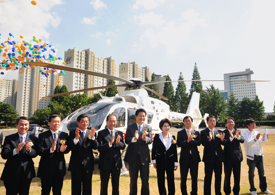 지난 2011년 9월 응급헬기(현 닥터헬기) 운항 개시 기념식 모습. 당시 인천시장이던 송영길 전 국회의원과 이길여 가천대길병원 이사장. (사진제공=인천시청)