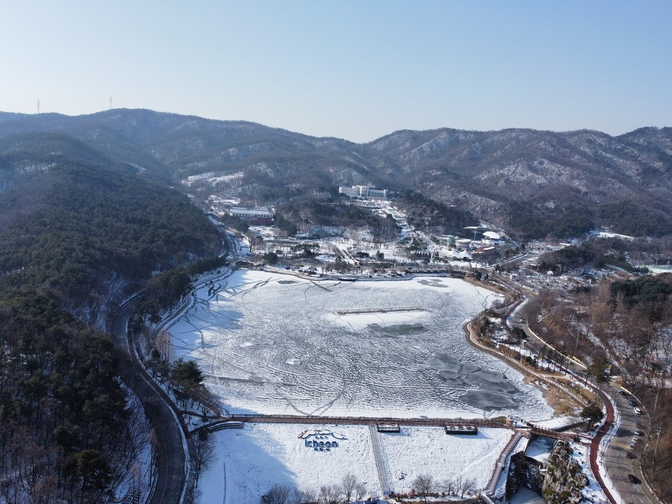19일 오전 11시37분께 멋진 풍광과 함께 아름답기로 소문나 많은 사람들이 찾고 있는 이천설봉호수가 연일 강추위가 이어지면서 눈과 함께 꽁꽁 얼어붙었다. (사진=김광섭 기자)