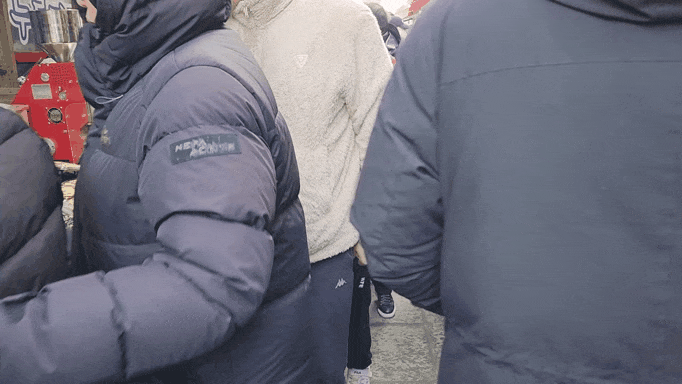 설 연휴 셋째 날인 지난 23일 강화 교동도 대룡시장이 찾은 관광객들이 인산인해를 이루고 있다. 인천시와 강화군, 주민들은 극심한 교통체증을 겪는 강화를 잇는 고속도로가 건설된다면 더 많은 관광객이 찾을 것으로 예상하고 있다. (영상=남용우 선임기자)