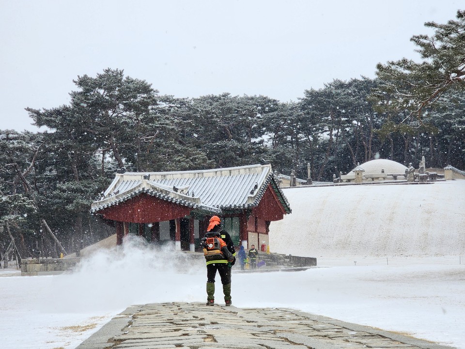 26일 오전 9시40분께 여주 세종대왕면 세종대왕릉 직원들이 제설송풍기를 이용해 신도와 어도에 쌓인 눈을 치우고 있다. (사진=김광섭 기자)