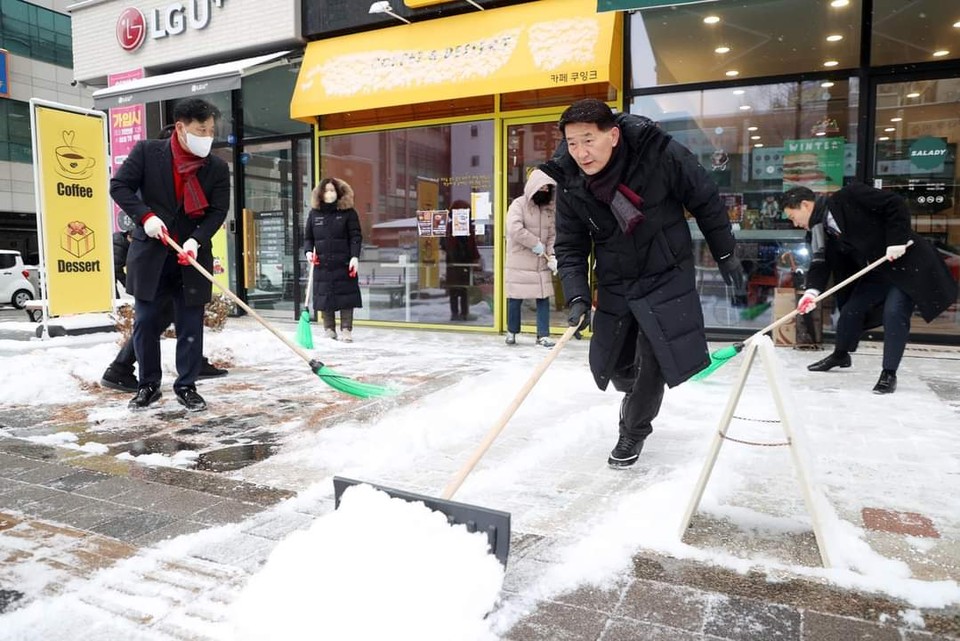 김기정 수원특례시의회 의장이 26일 영통2동 주민들과 함께 제설작업을 벌이고 있다. (사진=김기정 수원시의회 의장 페이스북)