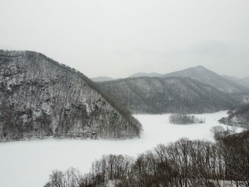 한파특보와 눈이 내리던 27일 낮 12시50분께 여주 금사저수지 일대가 거대한 크기의 수묵화로 변해버렸다. (사진=김광섭 기자)
