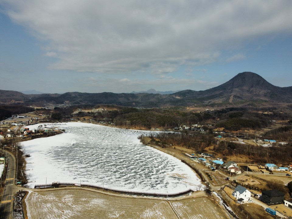 사진 속 오른쪽에 우뚝 솟은 산이 해발 583m의 추읍산이다.