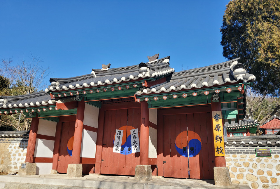 24절기 중 첫 번째 절기인 입춘(立春)을 닷새 앞둔 30일 오전 11시30분께 수원향교 출입구 양쪽에 붙여진 입춘첩인 입춘대길과 건양다경이 봄이 성큼 다가왔음을 왔음을 느끼게 하고 있다. (사진=권영복 기자)
