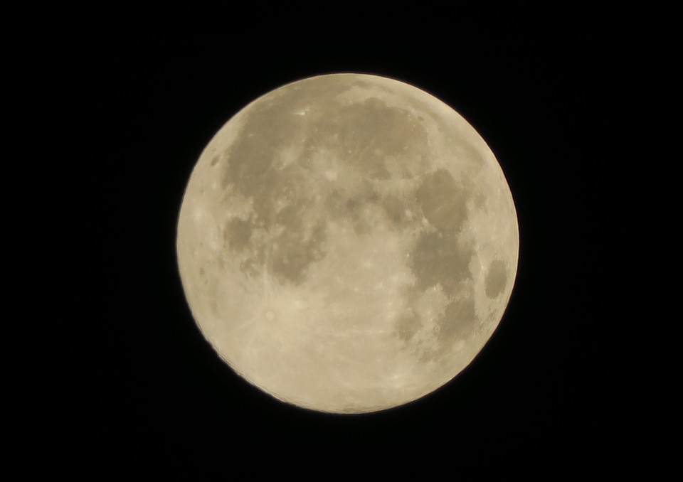 6일 새벽 3시 39분경 이천온천공원에서 바라본 정월대보름 만월. (사진=송석원기자)