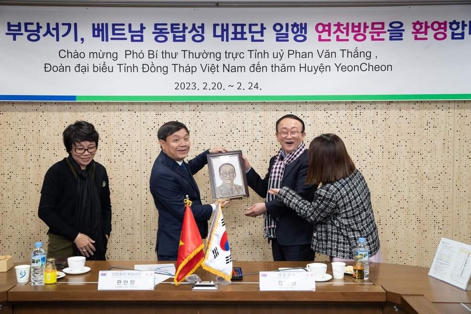 김덕현 연천군수가 21일 연천을 방문 중인 판 반 탕 동탑성인민회의 부당서기로부터 자신의 얼굴이 그려진 초상화를 선물 받고 기뻐하고 있다. (사진=김덕현 연천군수 페이스북)