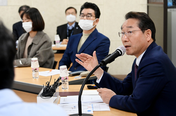 유정복 인천광역시장이 27일 시청 공감회의실에서 재외동포청 등 주요 시정현안과 관련해 기자간담회를 하고 있다. (사진제공=인천시청)