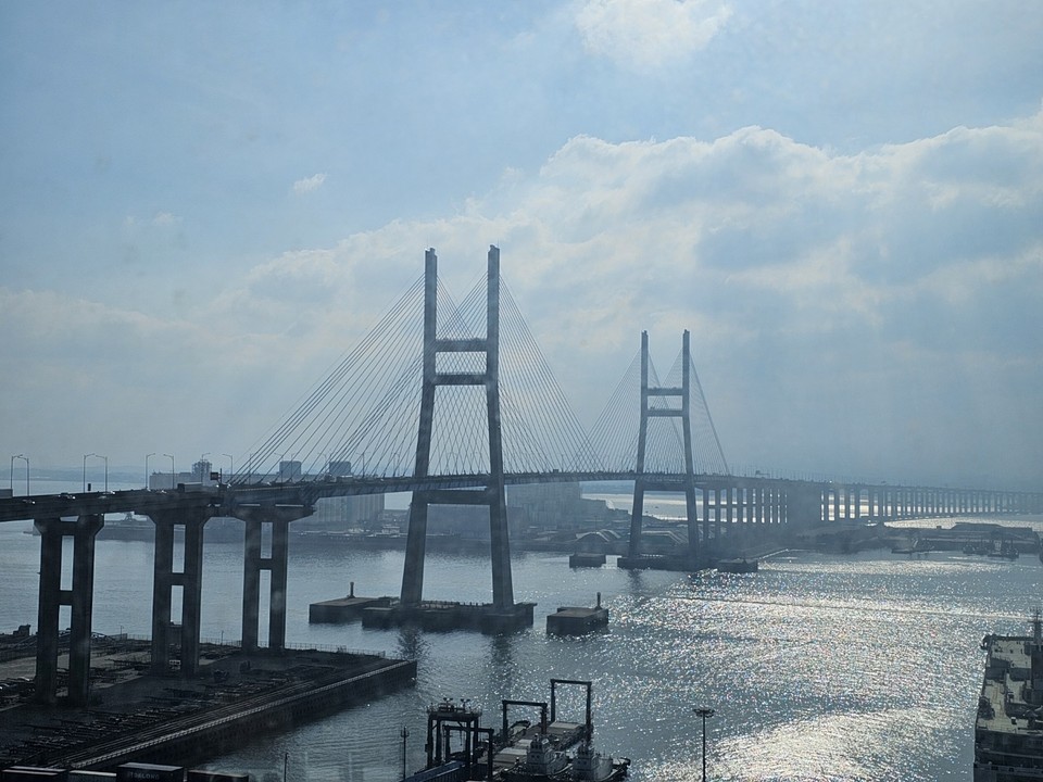 28일 오후 3시40분께 평택시 포승읍 평택항 마린센터 전망대에서 바라본 평택항과 서해대교 일대가 내리쬐는 햇볕에도 불구 뿌옇게 보이고 있다. (사진=김종대 기자)