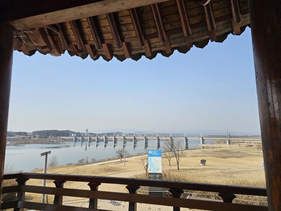3일 오후 1시10분께 여주시 대신면 천남리 천남지구 정자에서 바라본 여주보 전경에 완연한 봄기운이 묻어나고 있다. (사진=김광섭 기자)
