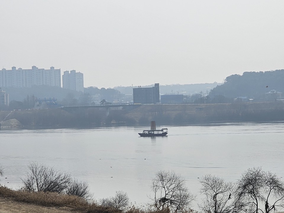 5일 오전 11시50분께 미세먼지가 껴 뿌연 여주 상동 남한강에서 돛을 올린 황포돛배유람선이 운항하고 있다. (사진=김광섭 기자)