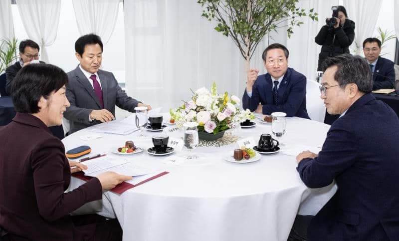 지난달 17일 서울 노들섬에서 열린 환경부-인천-경기-서울 4자협의체 회의 모습. (사진=유정복 인천시장 페이스북)