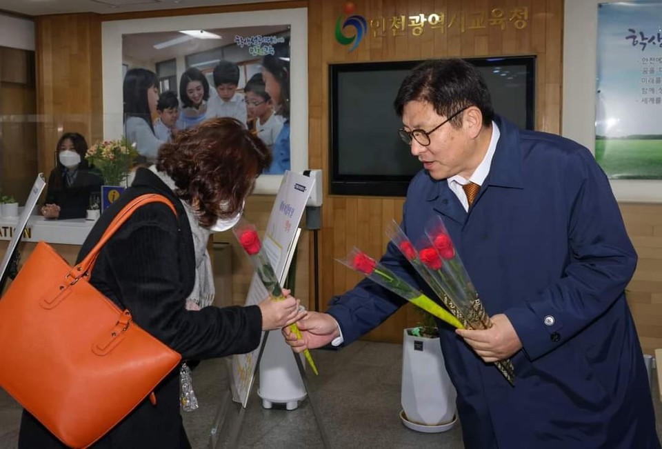 도성훈 인천광역시 교육감이 8일 제115회 세계 여성의 날을 맞아 직원들에게 장미꽃을 선물하고 있다. (사진=도성훈 인천광역시 교육감 페이스북)