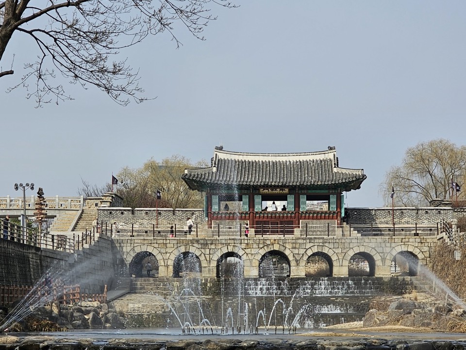 10일 오후 2시17분께 수원화성 화홍문 앞 수원천에 설치된 분수가 시원한 물줄기를 뿜어내고 있다. (사진=권영복 기자)