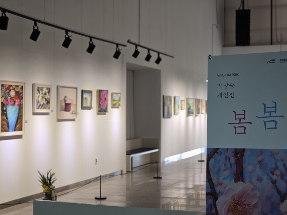 봄비가 내린 12일 오전 여주 한강문화관 한강갤러리에서 박남숙 개인전 ‘봄봄’이 열리고 있다. (사진=김광섭 기자)