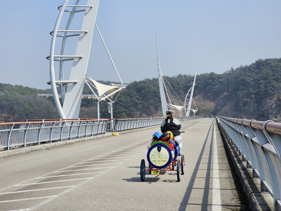 19일 낮 12시30분께 여주 강천보를 찾은 아이들이 엄마와 함께 자전거 여행을 하며 즐거운 시간을 보내고 있다. (사진=김광섭 기자)