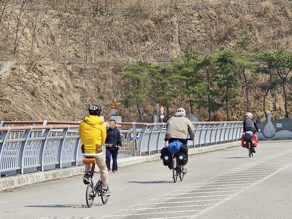 19일 낮 12시20분께 외국인 자전거 라이더 세명이 짐을 잔뜩 싣고 여주 강천보 공도교(충주 방향)를 지나고 있다. (사진=김광섭 기자)