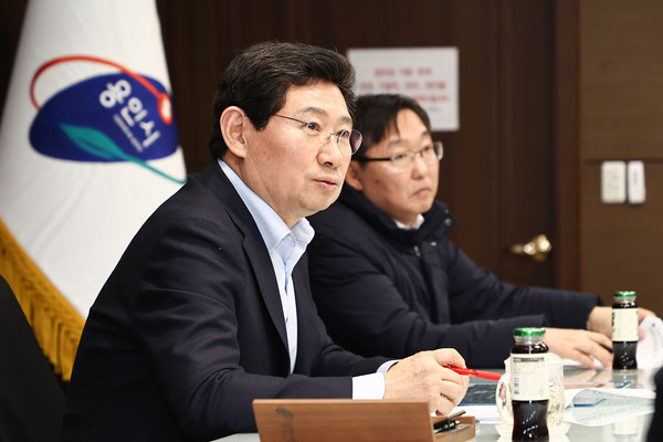 이상일 용인특례시장이 이동·남사 국가첨단산단 후속조치를 위한 회의를 주재하고 있다. (사진제공=용인시청)