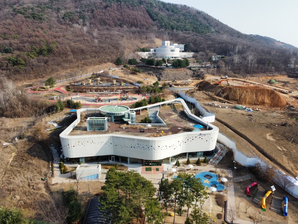 21일 오후 찾은 동두천시 소요산 자락에 위치한 ‘별’ 모양의 ‘경기북부어린이박물관’은 ‘숲에서 꿈꾸는 어린이’를 주제로 상설전시를 구성하는 등 어린이들의 꿈과 상상력을 자극하기에 충분한 시설을 갖추고 있다. (사진=김광섭 기자)