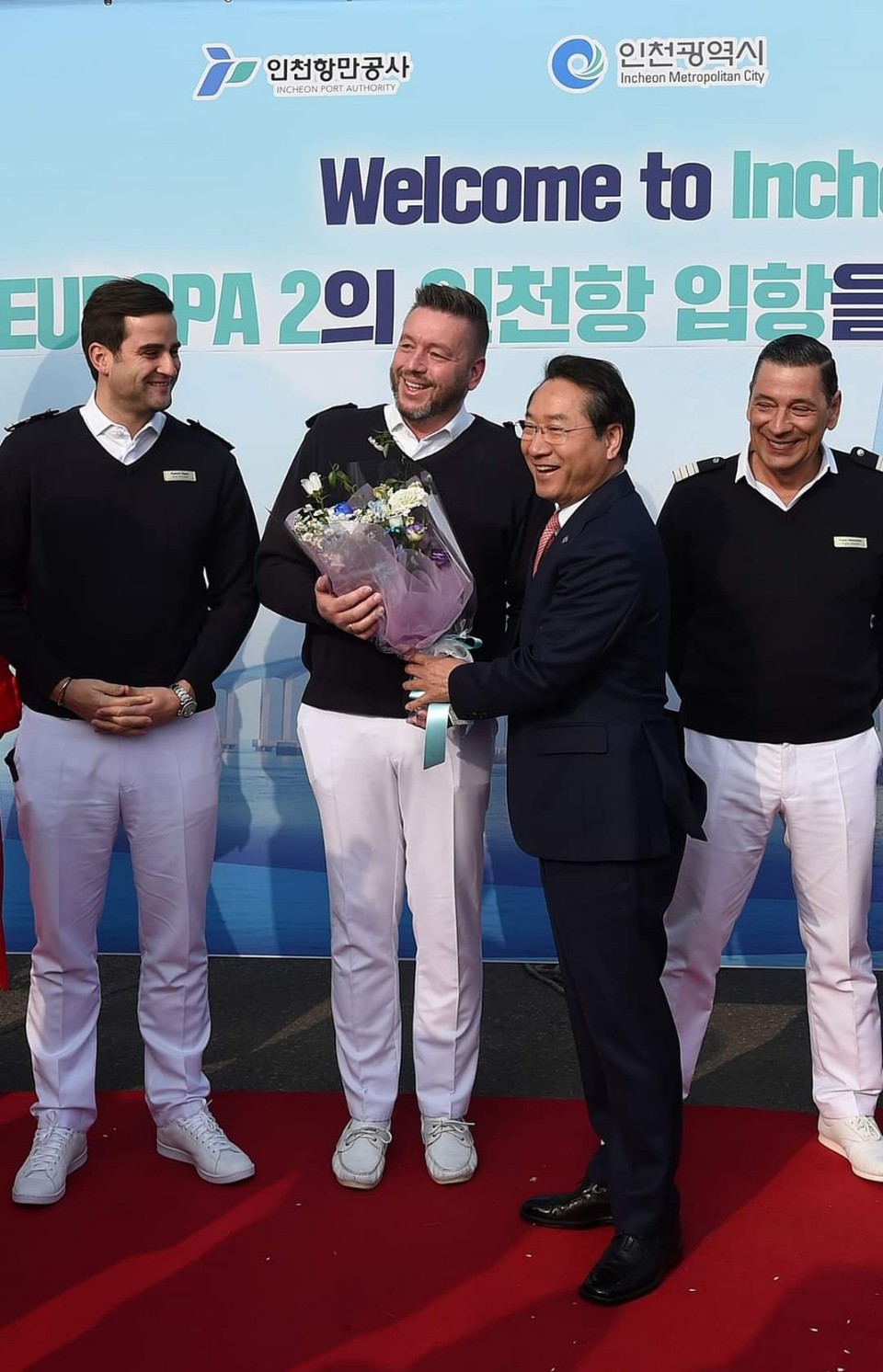 유정복 인천시장이 지난 3월19일 인천항에 입항한 유로파2호 관계자들에게 꽃다발을 증정하고 기념촬영을 하고 있다. (사진=유정복 인천시장 페이스북)