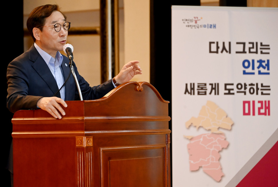 인천시가 무려 27년 만에 지역 내 ‘2군·8구’의 행정구역을 전면 개편하는 ‘2군·9구’ 행정개편에 속도를 내고 있다. 유정복 인천시장이 지난 5일 서구 서부여성회관에서 열린 '서구 분구 행정체제 개편(안) 주민설명회' 에서 인사말을 하고 있다. (사진제공인천시청)