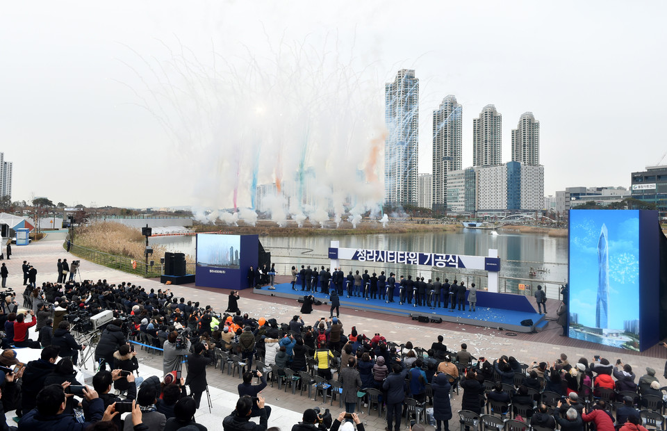 청라국제도시를 대표하는 새로운 ‘랜드마크’가 될 것으로 기대를 한 몸에 받았던 청라시티타워 조성사업이 좀처럼 첫 삽을 뜨지 못하고 있다. 사진은 지난 2019년 11월 열린 청라시티타워 기공식 모습. (사진제공=인천시청)