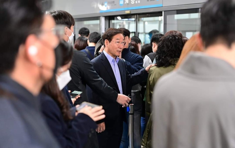 유정복 인천시장이 지난 21일 혼잡을 빚고 있는 인천 계양역을 둘러보고 있다. (사진=유정복 인천시장 페이스북)