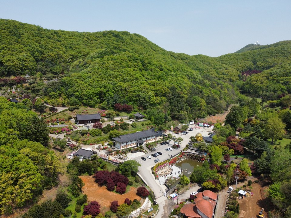 4월30일 오전 찾은 ‘와우정사’는 용인 처인구 연화산을 병풍삼아 들어선 ‘사찰’로 기네스북에 올라있는 열반상(와불상: 누워있는 불상)이 봉안돼 있는 것으로 유명하다. (사진=김광섭 기자)