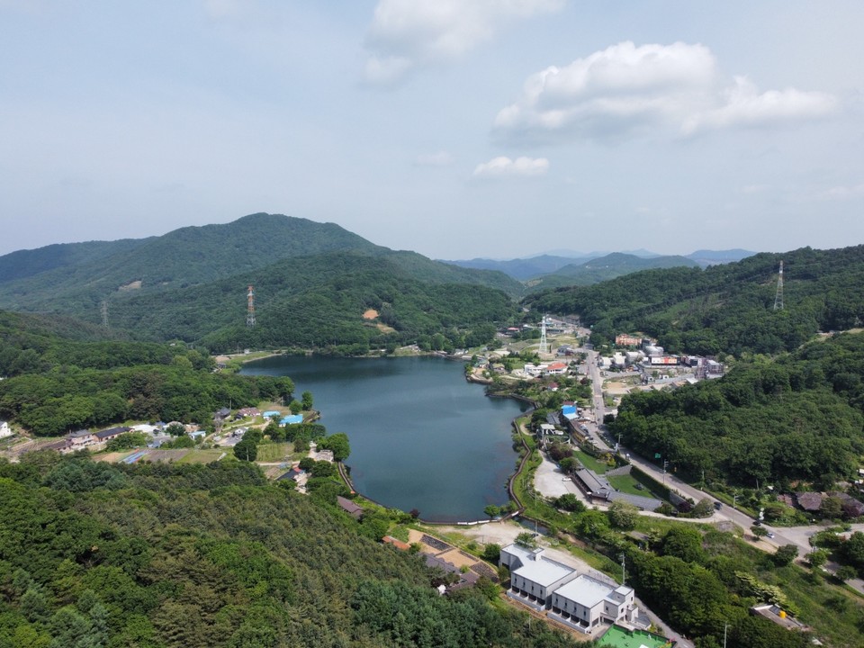 26일 오전 8시30분께 찾은 양주의 기산저수지는 행정구역상 양주시 백석읍 기산리에 위치해 있다. 기산저수지는 농업용수를 공급하기 위해 약 48년 전인 1975년 12월에 4년의 공사 끝에 준공됐다고 알려진다. (사진=김광섭 기자)
