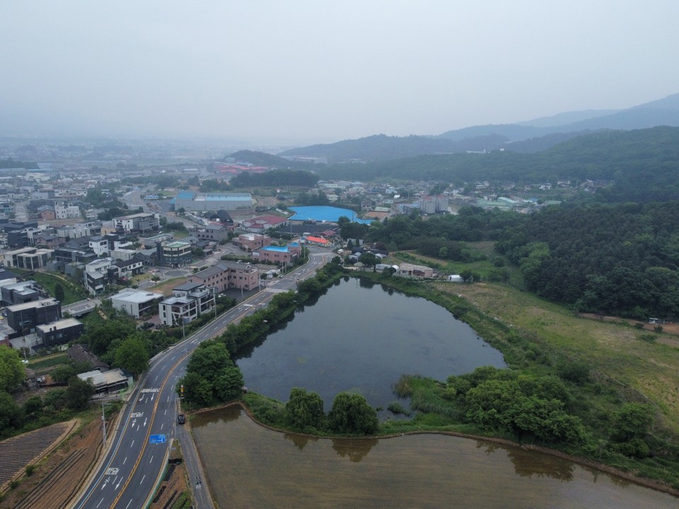 추적추적 비가 내리는 28일 오전 10시 50분께 이천 신둔면에 위치한 아담한 크기의 고척저수지를 찾았다. (사진=김광섭 기자)