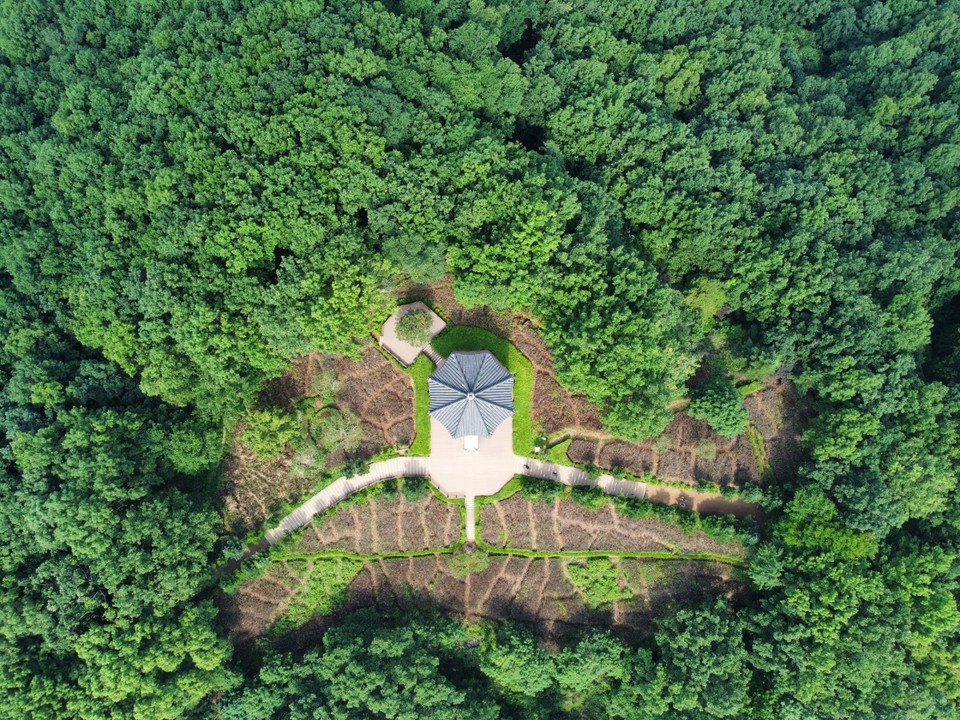 광명시에 위치한 도덕산은 광명동과 철산동·하안동 경계에 있는 야트막한 산으로, 인근 시민들이 즐겨 찾는 생활 속 산이라 해도 과언이 아니다. 산 정산엔 도덕정(道德亭)아 마련돼 있어 시내를 내려다볼 수 있다. (사진=김광섭 기자)