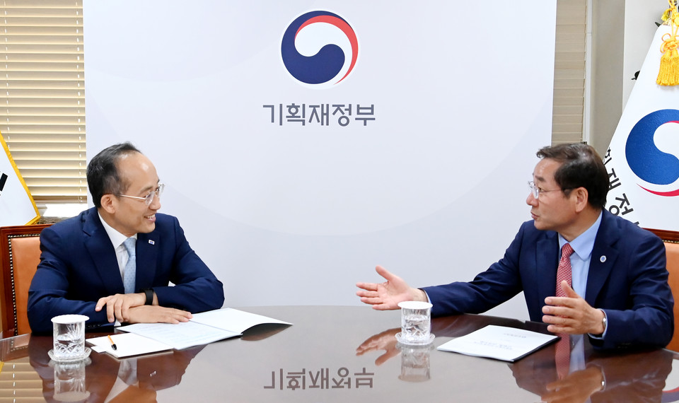 유정복 인천시장이 최근 정부서울청사에서 추경호 경제부총리 겸 기획재정부장관을 만나 경제자유구역법 개정 등 인천시 건의사항을 전달하고 있다. (사진=유정복 인천시장 페이스북)